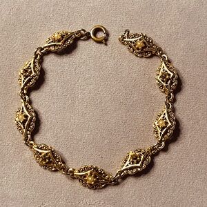 VINTAGE GOLD FILIGREE 8" BRACELET /9
INSETS WITH WHITE PEARLS AND BLACK ONYX.
